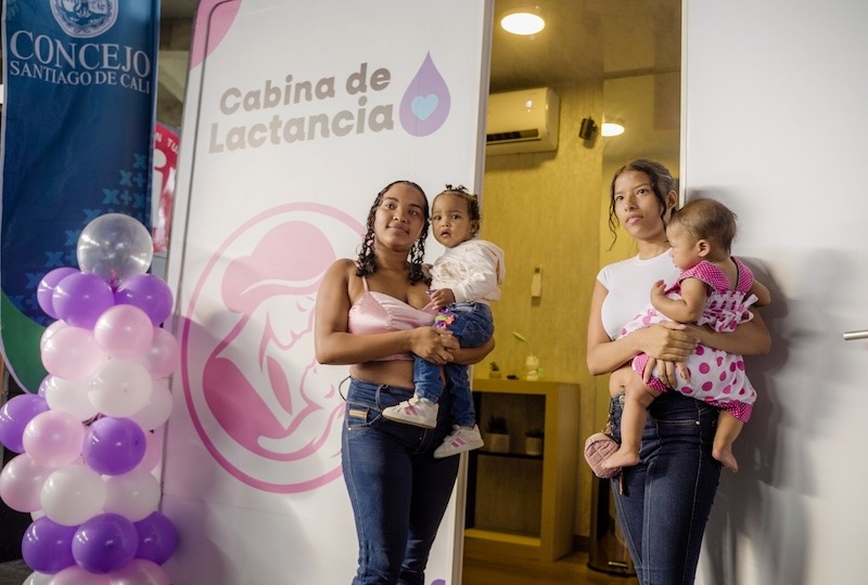 Cabina móvil de lactancia en estación del MIO en Cali