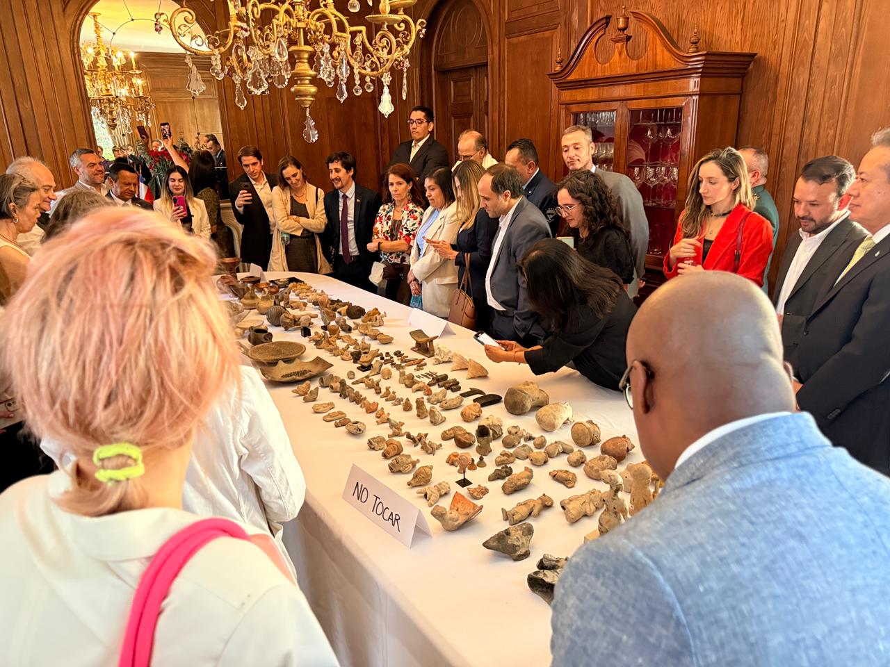 Colombia recupera 174 piezas precolombinas desde Chile en acto oficial en Santiago