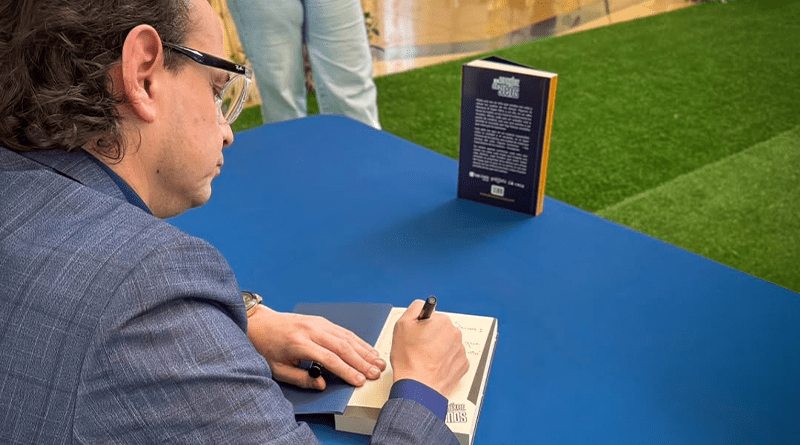 Escritor Alexander Cossio presentando su obra El superhéroe de los sueños.