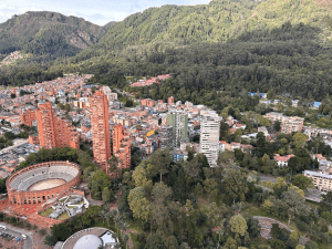 Torre Colpatria en Bogotá con visitantes observando la ciudad desde el Mirador 360°.