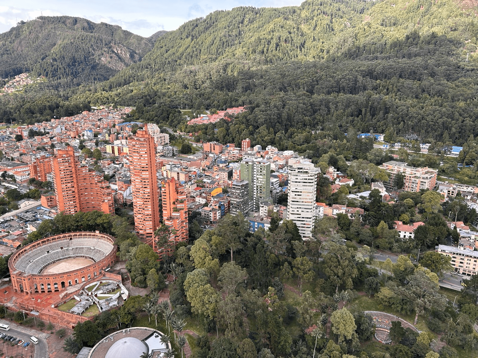 Torre Colpatria en Bogotá con visitantes observando la ciudad desde el Mirador 360°.